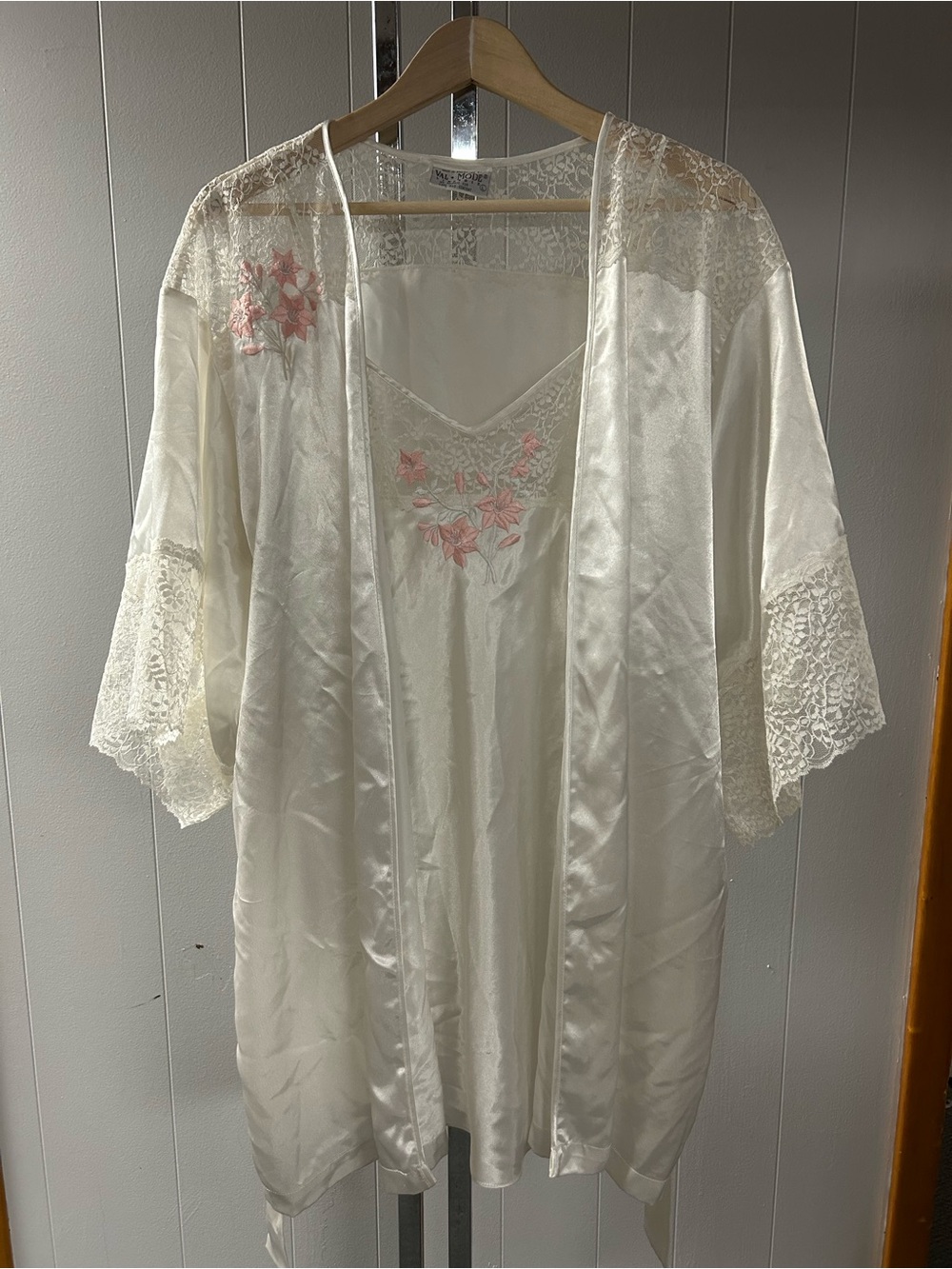 Val Mode Vintage peignoir Nightgown Robe Set Large Beautiful embroidered